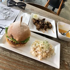 The food is really good at LN Fortunate Coffee in Hong Kong Island