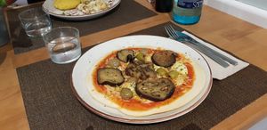 Aubergine Pizza at Beagle in Sabadell