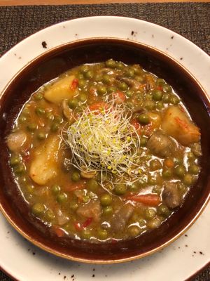 Estofado de guisantes con patatas at Beagle in Sabadell
