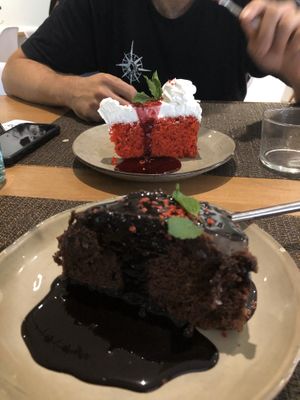 Tarta de chocolate 🍫 y red velvet at Beagle in Sabadell