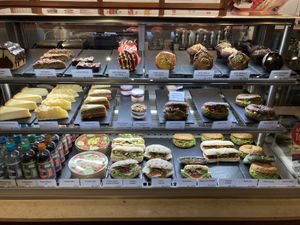 Es gibt eine große Auswahl an veganen Snacks und Kuchen .  at Coffee Fellows in Aschaffenburg