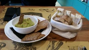 guacamole and creckers  at integraal in Limena
