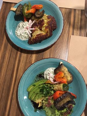 Vegetable skewers with avocado and rösti at Herzlich Anders Essen in Liestal