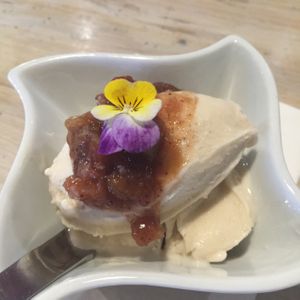 Glace vegane au chai avec compote de rhubarbe.  mmmhhhh! at La Vie La Vie Comptoir Sante in Saint-hyacinthe