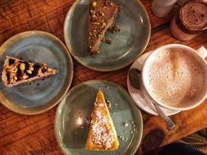 cacao & pistachio, snickers, mango & coconut raw vegan cakes at Zest in Palolem