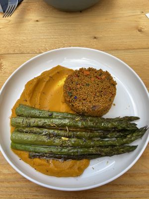 Spargel mit Couscous und Möhrenpürree at Zwei und Zwanzig in Geisenheim