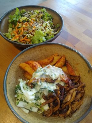 Salatbowl und Pilzgyros mit Tzatziki at Zwei und Zwanzig in Geisenheim