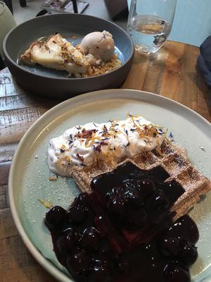 Waffle with cherries and pear tarte tatin with cinnamon ice-cream at Zwei und Zwanzig in Geisenheim