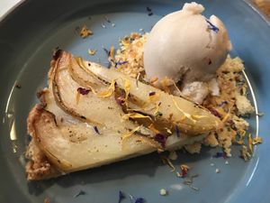 Tarte tatin - everything ist beautifully plated  at Zwei und Zwanzig in Geisenheim