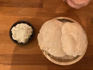 Pita mit Aioli  at Zwei und Zwanzig in Geisenheim