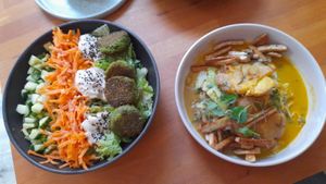 Falafel bowl 🍲   at Zwei und Zwanzig in Geisenheim