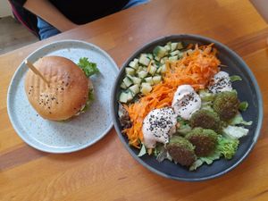 Falafel Bowl und Burger   at Zwei und Zwanzig in Geisenheim