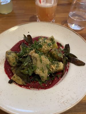 Bärlauch Gnocchi auf Rote Beete Creme  at Zwei und Zwanzig in Geisenheim