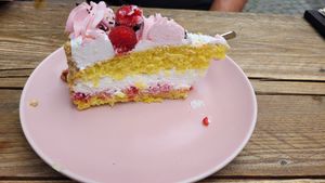 Rasberry mango cream tarte at Zwei und Zwanzig in Geisenheim