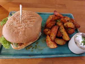 Spicy Tempeh Burger mit Kartoffelecken und Sour Cream at Zwei und Zwanzig in Geisenheim