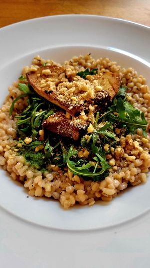 Gerstenrisotto mit Kräutersaitlingen  und Pesto at Zwei und Zwanzig in Geisenheim