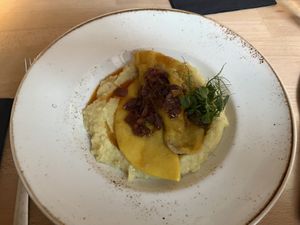 Piroggen auf Kartoffelpüree  at Zwei und Zwanzig in Geisenheim