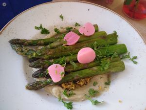 Green asparagus at Zwei und Zwanzig in Geisenheim