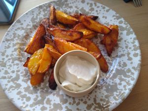 Potato wedges as a side at Zwei und Zwanzig in Geisenheim