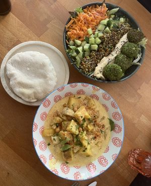 Curry mit Pita und Falafel bowl   at Zwei und Zwanzig in Geisenheim