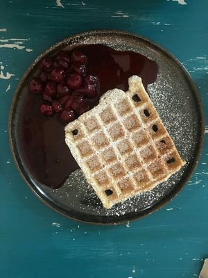 Dinkelwaffel mit heißen Kirschen at Zwei und Zwanzig in Geisenheim
