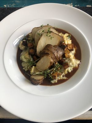 Topinambur auf Rahmwirsing mit Kartoffelwürfeln und Rotweinjus at Zwei und Zwanzig in Geisenheim