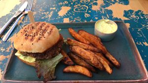Blackbean Burger mit Aioli und Potatowedges (alles vegan) at Zwei und Zwanzig in Geisenheim