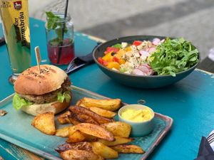 Grünkern-Burger und Summer Bowl at Zwei und Zwanzig in Geisenheim