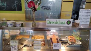 Food prep at Umeke Market in Honolulu