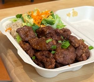 Korean mock chicken with rice and brown rice. To die for 🤤😍  at Umeke Market in Honolulu