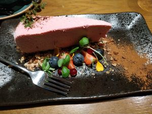 Vegan red currant cake at Aparaat in Tartu