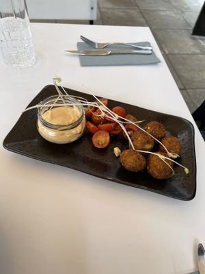 Falafel w tomato and vegan mayo at Aparaat in Tartu