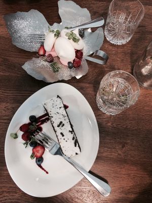 vegan oreo cake and pavlova at Aparaat in Tartu