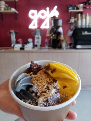 Froyo: mango and black sesame
Toppings: gingerbread, halva, cacao nibs and peanuts at goje in Yarraville