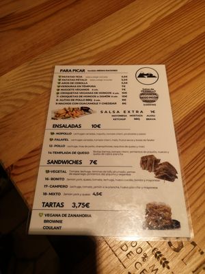 Muchas opciones veganas y muy ricas, comimos el bocata de no pollo, los nuggets y además tenían pintxo de tortilla Vegana con Champis también at K2 in Bilbao