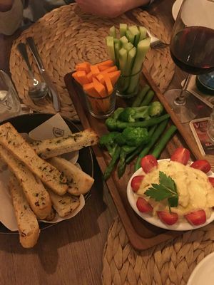 Garlic bread and hummus with veggies at San Andrea  in Gran Canaria