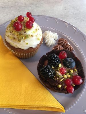  Cupcake, chocolate tarte at Dulcamara Bio Vegan Bistrot in Verona