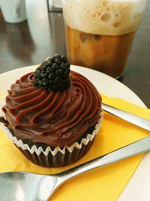 Chocolate cupcake at Dulcamara Bio Vegan Bistrot in Verona