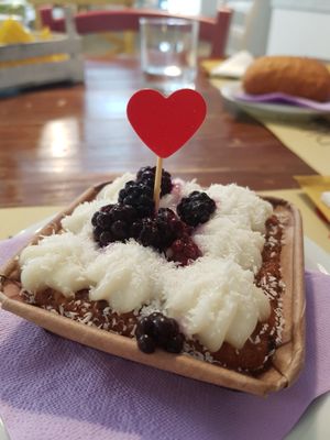 Wholemeal spelt cake with soy cream and blackberry at Dulcamara Bio Vegan Bistrot in Verona