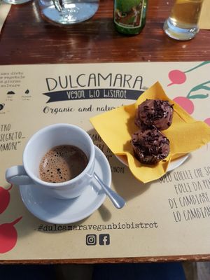 Barley coffee and chocolate mini-cupcakes  at Dulcamara Bio Vegan Bistrot in Verona