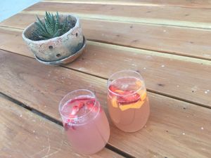 Bebida riquísima de tinto rosado y frutos at Querreque in Xilitla