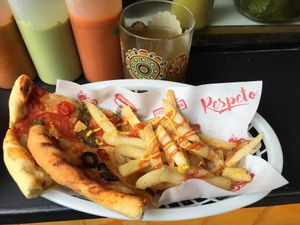 Pizza con papas fritas  at Pan D'Monium - Food Stall in Mexico City