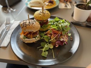 Burger-Variationen  at Vegan's Prague in Prague