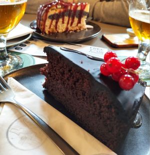 Mohn-Käsekuchen und Schokokuchen at Vegan's Prague in Prague