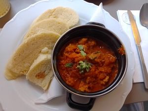 Goulash avec pain maison, cuit à la vapeur at Vegan's Prague in Prague