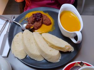 Svickova, des petits biscuits de haricots avec de la soupe et des tranches de pain vapeur at Vegan's Prague in Prague