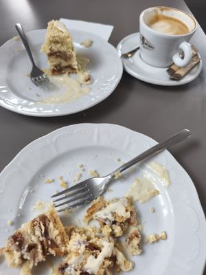 שטרודל תפוחים הטוב ביותר שאכלתי at Vegan's Prague in Prague