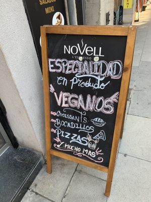 Vegan food at Crois-Sants in Barcelona