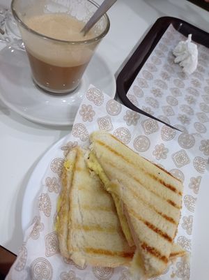 Bikini vegano y café con leche de soja at Crois-Sants in Barcelona