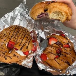Relleno de nata y fresas at Crois-Sants in Barcelona